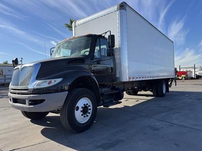 International DuraStar 4300 26 ft Box Truck - 4 Speed Automatic, Roll up Door, Liftgate
