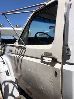 Good Used Driver Side Door With MAnuAl Windows For A 1999 Ford F800
