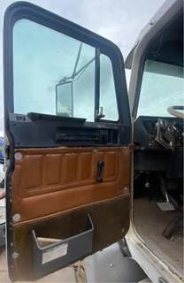 Driver Side Door Off Of A 1999 Freightliner DAy CAb With MAnuAl CrAnk Windows