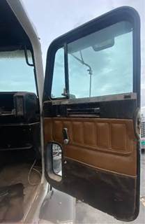 PAssenger Side Door With MAnuAl CrAnk Windows Off Of A 1999 Freightliner DAy CAb