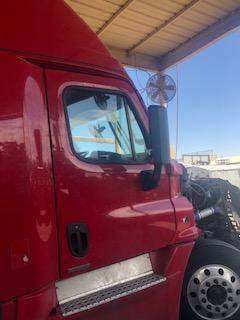 Good Used PAssenger Side Door With Power Windows For A 2015 Freightliner