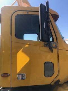 Good Used PAssenger Side Door With MAnuAl Windows For A 2004 Freightliner CL120