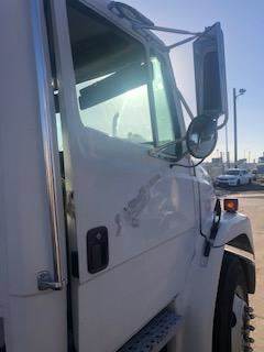 Good Used PAssenger Side Door With MAnuAl Windows For A 2000 Freightiner FL70