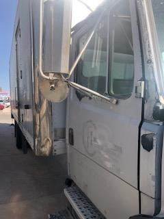 Good Used PAssenger Side Door With MAnuAl Windows For A 2000 Freightliner FL70