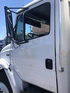 Good Used Driver Side Door With MAnuAl Windows For A 2001 Freightliner FL70