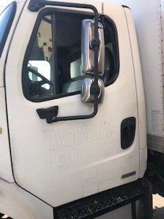 Good Used Driver Side Door With MAnuAl Windows For A 2006 Freightliner M2 106