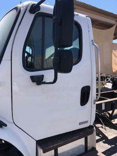 Good Used Driver Side Door With MAnuAl Windows For A 2006 Freightliner M2 106