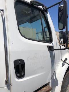 Good Used PAssenger Side Door With MAnuAl Windows For A 2006 Freightliner M2 106