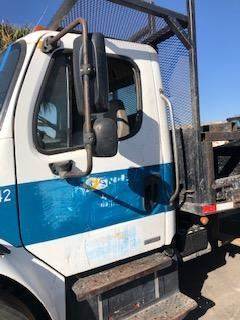 Good Used Driver Side Door With MAnuAl Windows For A 2007 Freightliner M-2