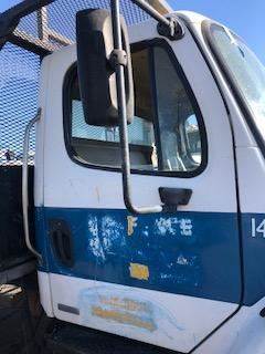 Good Used PAssenger Side Door With MAnuAl Windows For A 2007 Freightliner M-2