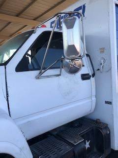 Good Used Driver Side Door With MAnuAl Windows For A 2002 GMC C7500