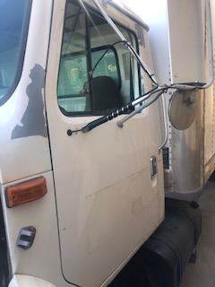 Good Used Driver Side Door With MAnuAl Windows For A 1997 InternAtionAl 4700