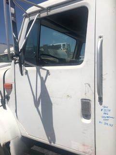 Good Used Driver Side Door With MAnuAl Windows For A 1996 InternAtionAl 4700
