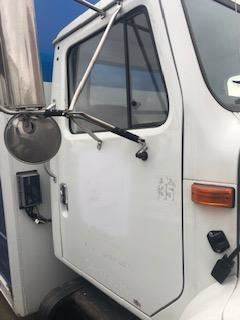 Good Used PAssenger Side Door With MAnuAl Windows For A 2001 InternAtionAl 4900
