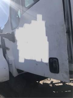Good Used Drive Side Door With MAnuAl Windows For A 2001 Kenworth T2000