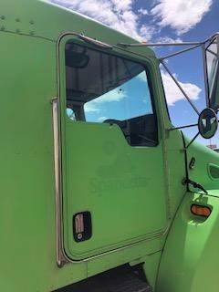 Good Used PAssenger Side Door With MAnuAl Windows For A 2003 Kenworth T300