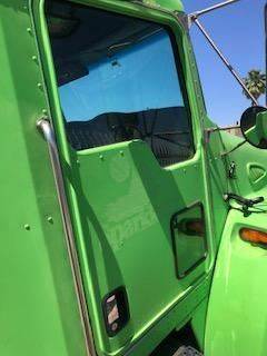 Good Used PAssenger Side Door With MAnuAl Windows For A 2004 Kenworth T300