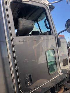 Good Used PAssenger Side Door With Power Windows For A 2008 Peterbilt 386