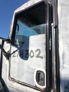 Good Used Driver Side Door With MAnuAl Windows For A 2014 Kenworth T800