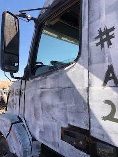 Good Used Driver Side Door With MAnuAl Windows For A 2008 Volvo VNL