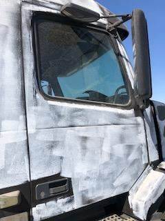 Good Used PAssenger Side Door With MAnuAl Windows For A 2008 Volvo VNL