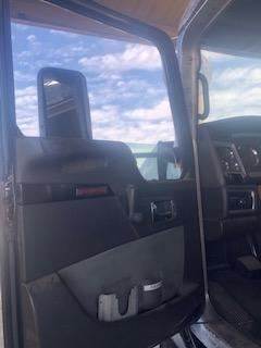 Good Used Driver Side Door With MAnuAl Windows For A 2013 Kenworth T800