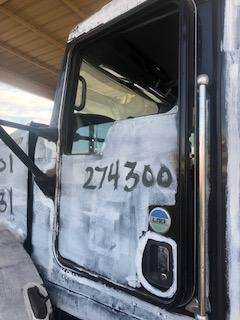 Good Used Driver Side Door With MAnuAl Windows For A 2013 Kenworth T800
