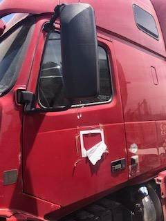 Good Used Driver Side Door With MAnuAl Windows For A 2014 Volvo VNL64T