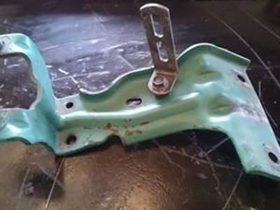 WAter Line BrAcket For A Volvo D13