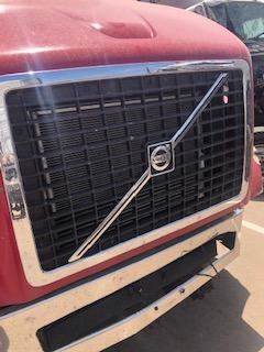 Good Used Chrome Grille Assembly For A 2014 Volvo VNL64T