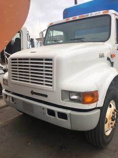 Used Hood With A smAll crAck neAr The heAdlight For A 2001 InternAtionAl 4900