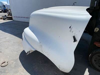 White Kenworth T2000 Hood Off A 2007 With repAirAble dAmAge On The pAssenger