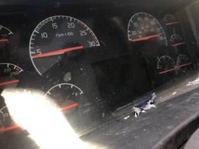 Good Used Instrument Cluster For A 2016 Volvo VNL64T