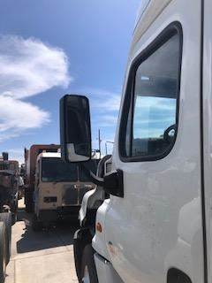 Good Used Driver Side View Mirror For A 2016 Freightliner CAscAdiA 125