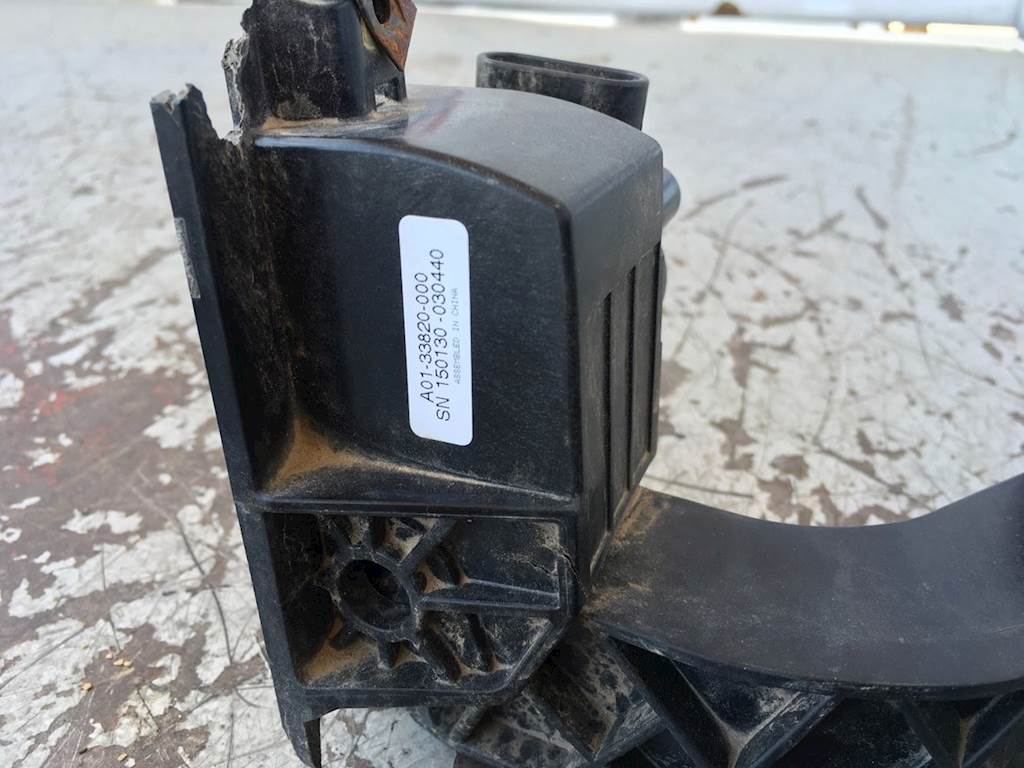 Used Freightliner Cascadia Accelerator Pedal With Throttle Sensor For