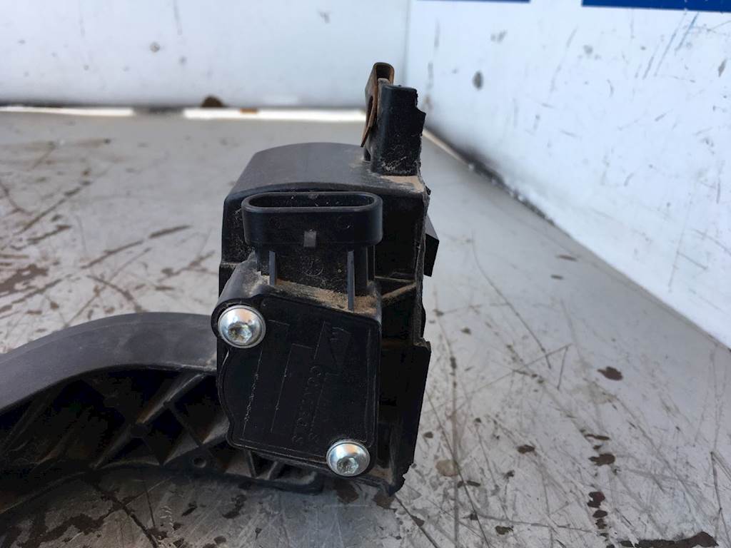 Used Freightliner Cascadia Accelerator Pedal With Throttle Sensor For