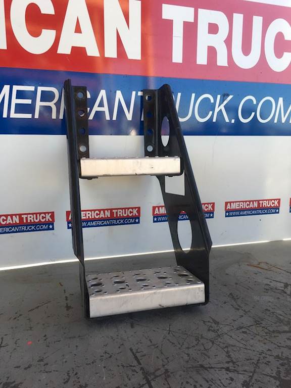 Freightliner cascadia side steps Clearance