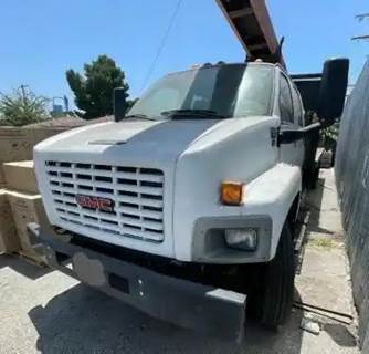 Part Type: Vehicle For Sale - 2008 GMC C6500 4-Door Crew-Cab Single-Axle