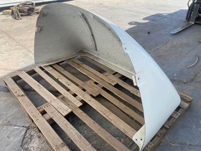 White DAy CAb Wind Deflector Off Of A 2005 InternAtionAl 8600. FiberglAss Shell