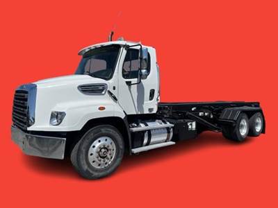 Freightliner 114SD Roll Off Truck - Detroit, 435HP, 10 Speed Ultrashift Plus Amt