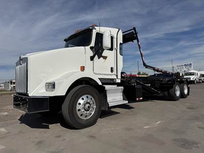 Kenworth T800 Roll Off Truck - 10 Speed Manual