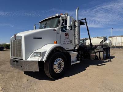 Kenworth T800 Roll Off Truck - Caterpillar, 350HP, 10 Speed Manual