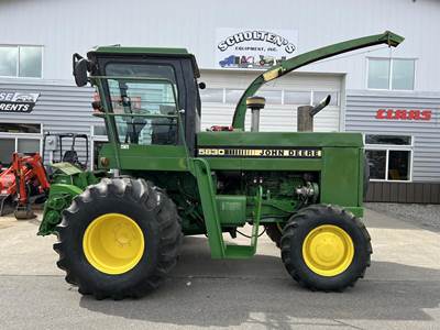 John Deere 5830 Self-Propelled Forage Harvester