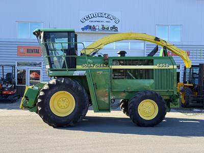 John Deere 6850 Self-Propelled Forage Harvester