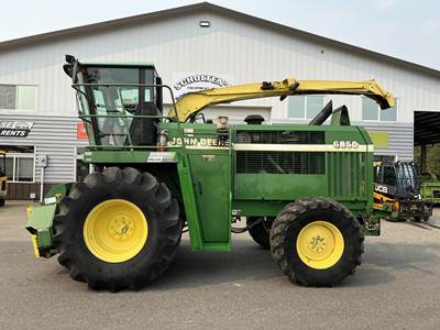 John Deere 6850 Self-Propelled Forage Harvester