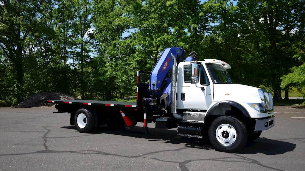 2005 International 7600 Single Axle Crane Truck, 10 Spd with PM 27026 Knuckle Boom Crane For