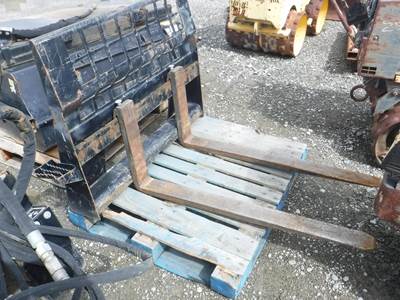 Caterpillar Skid Steer Pallet Fork