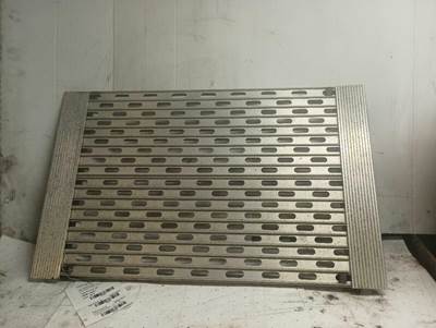 Peterbilt 387 Deck Plate / Catwalk