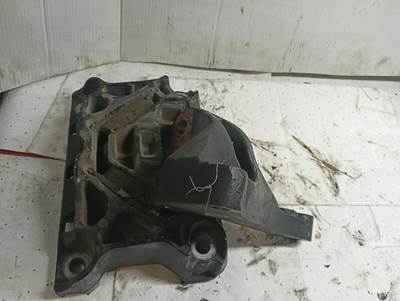 Detroit DD13 Engine Mount