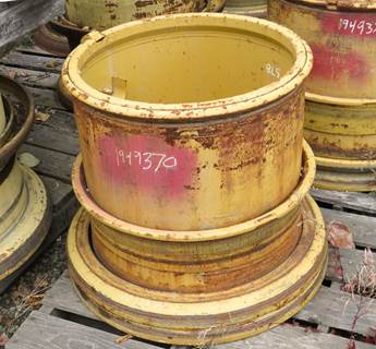 Caterpillar Tire & Rim 1949370 for a CAT